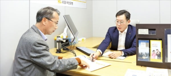 국민은행 직원이 서울 여의도 본점에 마련된 ‘KB 소호 컨설팅 허브’에서 소상공인을 대상으로 컨설팅하고 있다.  국민은행  제공 