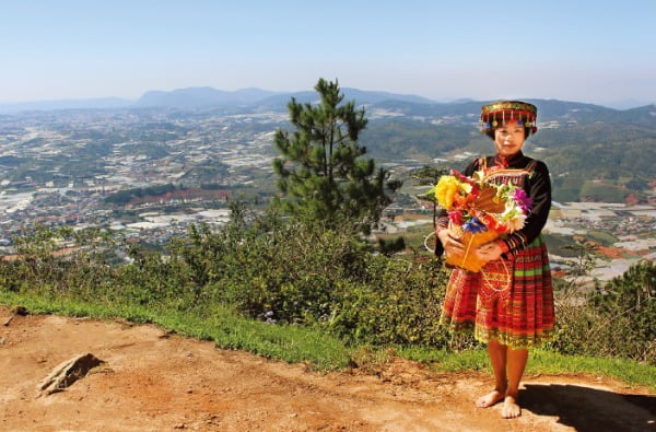 달랏이 내려다보이는 랑비앙 산 정상에서 만난 베트남 여인  NHN여행박사 제공 
