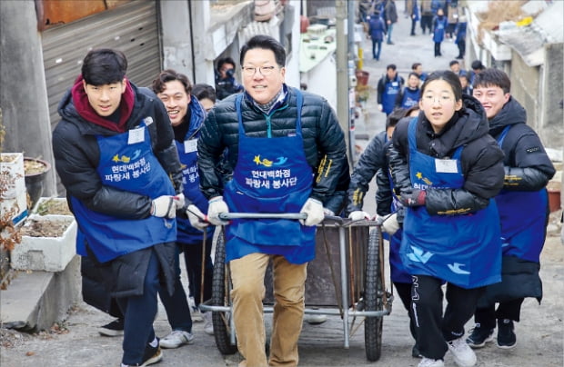 2일 서울 중계본동 백사마을에서 정지선 현대백화점그룹 회장(가운데)과 임직원들이 리어카에 연탄을 실어 나르고 있다.  현대백화점 제공
 