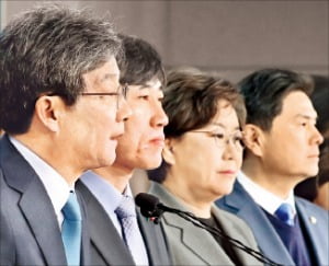 유승민 의원(맨 왼쪽) 등 바른미래당 의원들이 3일 탈당 기자회견을 하고 있다. 왼쪽부터 유 의원, 하태경·이혜훈·지상욱 의원. 연합뉴스 