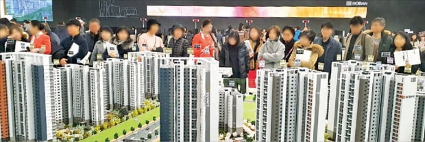 서울 강남구 개포동 ‘프레지던스자이’ 아파트가 1순위 청약에서 평균 65 대 1의 높은 경쟁률을 기록했다. 이 아파트 모델하우스를 찾은 예비청약자들이 모형도 등을 둘러보고 있다.  한경DB 