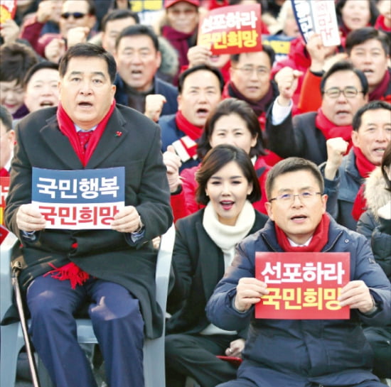 황교안 자유한국당 대표(오른쪽)와 심재철 원내대표(왼쪽)가 3일 서울 세종대로 세종문화회관 앞에서 열린 ‘희망 대한민국 만들기 국민대회’에서 구호를 외치고 있다.  /연합뉴스 