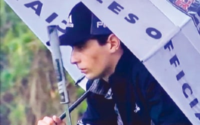 선수가 경기위원에게 우산 빌려썼다면 반칙일까?