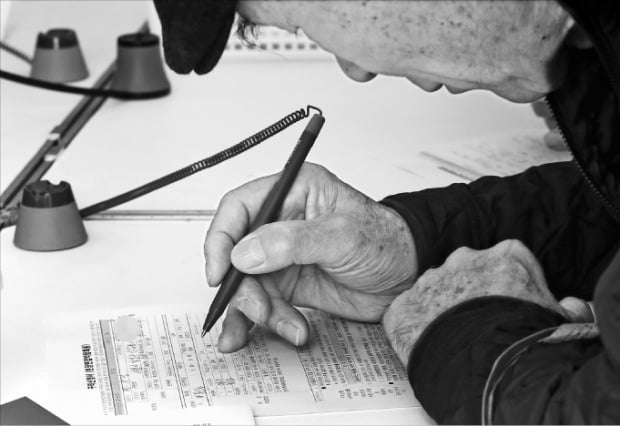서울 강동구청에서 열린 ‘강동 취업박람회’에서 노인들이 구직신청서를 작성하고 있다.  /한경DB 