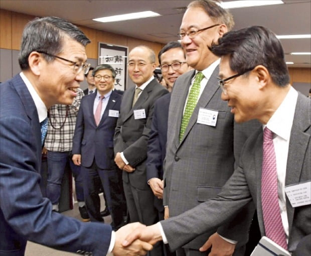 은성수 금융위원장(왼쪽)이 7일 정부서울청사에서 열린 ‘금융투자업계 최고경영자(CEO) 간담회’에서 참석자들과 인사하고 있다. 오른쪽부터 최만연 블랙록자산운용 대표, 조홍래 한국투자신탁운용 대표, 곽대환 스틱인베스트먼트 대표, 박태진 JP모간 서울지점장, 기동호 코리아에셋투자증권 대표. /신경훈 기자 khshin@hankyung.com 