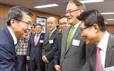 은성수 금융위원장 "벤처로 가야 할 IB 자금, 부동산 쏠림 막겠다"