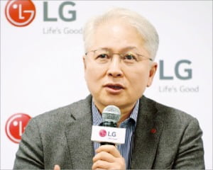 LG전자 최고경영자(CEO) 권봉석 사장이 세계 최대 가전·정보기술(IT) 전시회 'CES 2020' 개막 이튿날인 지난 8일(현지시간) 미국 라스베이거스 컨벤션센터에서 취임 후 첫 기자간담회를 열고 발언하고 있다. 권 사장은 이날 간담회에서 내년 전자장비와 모바일 사업의 동시 흑자 전환을 전망했다/사진제공=LG전자