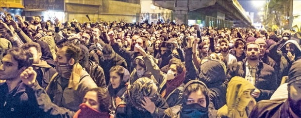 < “책임자 처벌하라” > 이란 대학생 수백 명이 지난 11일 수도 테헤란 아미르카비르 공대 앞에서 우크라이나 항공기 추락 사고를 낸 이란혁명수비대와 정부를 비판하는 집회를 열고 있다.  /신화연합뉴스 