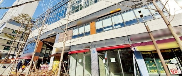 대단지 아파트를 배후수요로 둔 단지 내 상가에도 공실이 발생하고 있다. 공실이 장기화되고 있는 서울 홍파동 경희궁자이의 단지 내 상가. /최다은 기자 max@hankyung.com 