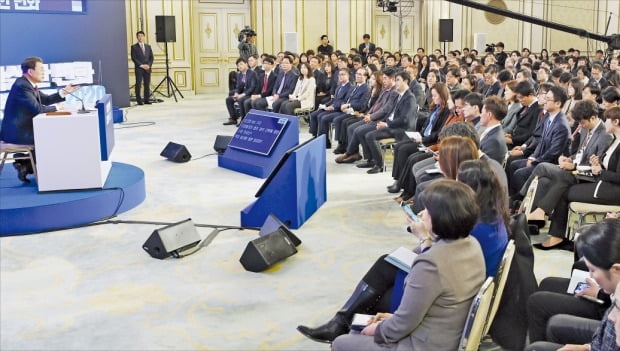 문재인 대통령이 14일 청와대 영빈관에서 열린 신년 기자회견에서 모두발언을 하고 있다. 문 대통령은 이날 정치사회, 경제민생, 외교안보 등 각 분야에서 모두 22개의 질문을 받았다.  /허문찬  기자  sweat@hankyung.com 