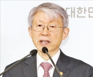 최기영 과학기술정보통신부 장관이 16일 ‘2020년도 업무계획’을 발표하고 있다.  연합뉴스 