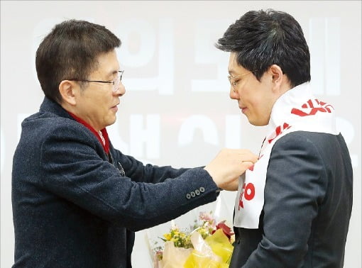 < 한국당, 정치평론가 김병민 교수 영입 > 황교안 자유한국당 대표(왼쪽)가 19일 서울 여의도 한국당 중앙당사에서 총선 ‘5호 인재’로 영입된 김병민 경희대 객원교수에게 스카프를 두르고 있다.  /연합뉴스 