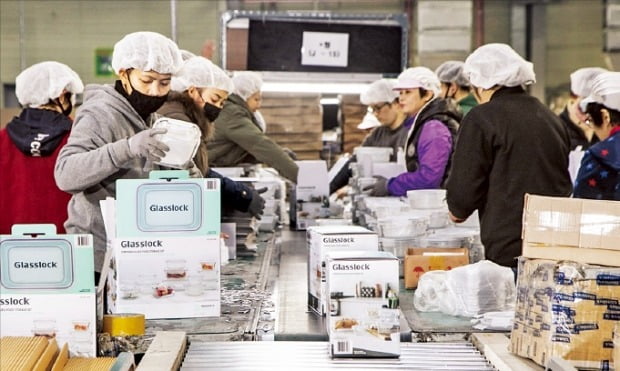 20일 충남 논산에 있는 삼광글라스 공장에서 직원들이 완성된 제품을 포장하고 있다.  /김정은 기자 