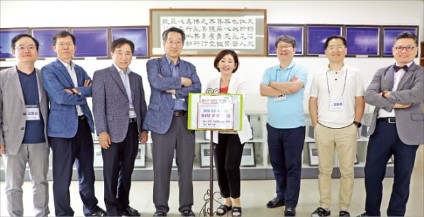 곽상수 한국생명공학연구원 책임연구원(왼쪽 두 번째), 함진호 한국전자통신연구원 책임연구원(세 번째), 정용환 따뜻한 과학마을 벽돌한장 회장(네 번째), 문홍규 한국천문연구원 책임연구원(여섯 번째) 등 벽돌한장 회원들이 ‘찾아가는 과학여행’ 프로그램에 참여해 기념촬영하고 있다.
 