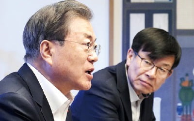 문 대통령 "우리 경제 반등 징후…규제혁신 속도 내겠다"