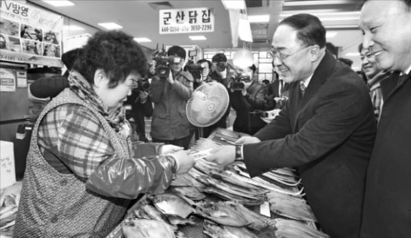 명절 앞두고 전통시장 찾은 홍남기 부총리