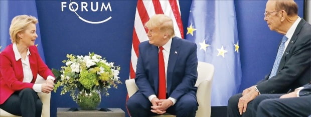 < EU “기후변화 논의하자”…트럼프 “무역협상하자” > 도널드 트럼프 미국 대통령(가운데)이 21일(현지시간) 스위스 다보스에서 열린 세계경제포럼(WEF)에서 우르줄라 폰데어라이엔 유럽연합(EU) 집행위원장(왼쪽)과 얘기하고 있다. 트럼프 대통령은 이날 “미국과 EU가 무역합의에 이르지 못하면 유럽산 자동차에 관세 부과를 검토할 것”이라고 말했다. EPA연합뉴스
