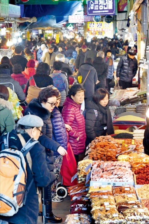 제수용품 준비로 북적이는 경동시장