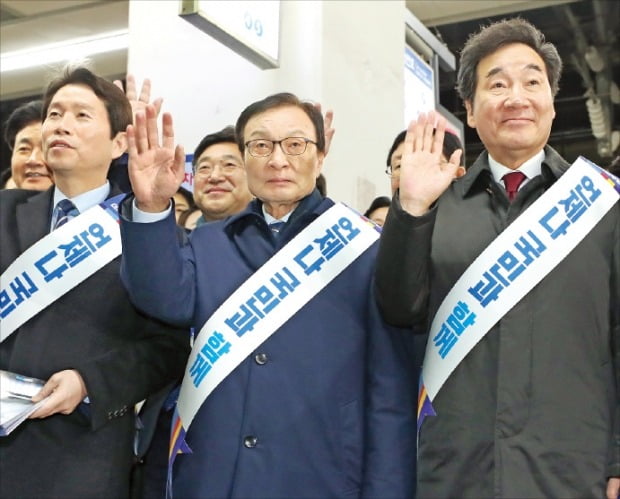 < 용산역에서 > 이해찬 더불어민주당 대표(가운데)와 이인영 원내대표(왼쪽), 이낙연 전 국무총리 등 민주당 지도부가 23일 서울 용산역에서 열차에 탑승한 귀성객들에게 손을 흔들고 있다.  연합뉴스 