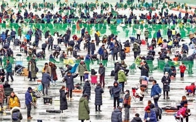 화천산천어축제 개막…내달 16일까지