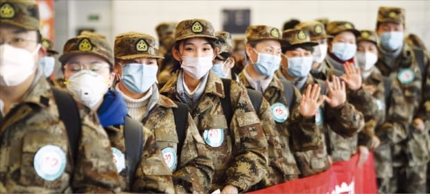 < 우한으로 가는 의료진 > 군복을 입은 중국 의료진이 28일 중국 인촨의 허둥국제공항에서 우한으로 떠날 준비를 하고 있다. /신화연합뉴스