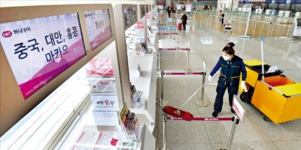 < 텅 빈 인천국제공항 여행사 창구 > 우한 폐렴 확산에 따른 우려로 중국은 물론 홍콩, 대만 지역 여행도 예약 취소가 잇따르고 있다. 29일 인천국제공항 제1터미널에 있는 여행사 창구가 한산한 모습을 보이고 있다. 김범준 기자  bjk07@hankyung.com 