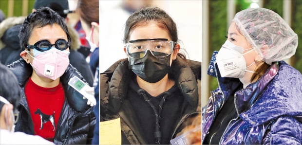 29일 인천국제공항 제1터미널에서 중국에서 입국한 여행자들이 물안경과 헤어캡, 마스크 등을 쓰고 발열검사를 받고 있다.  연합뉴스 