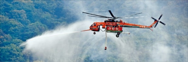 산림청 산림항공본부 소속 헬기들이 지난해 가을 산불조심 기간에 강원도의 한 야산에서 산불진화 훈련을 하고 있다.  산림청 제공 