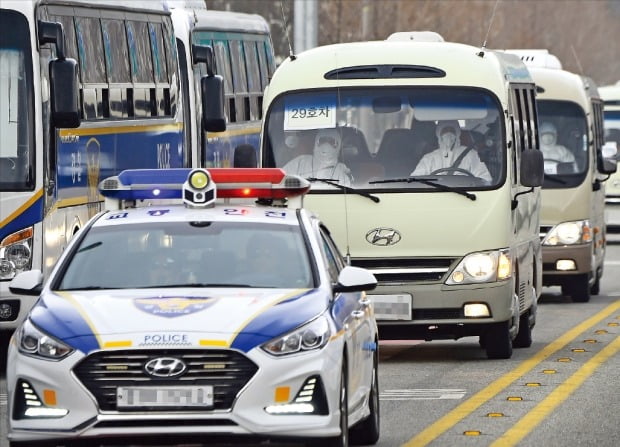 교민 도착…18명은 발열로 즉시 격리