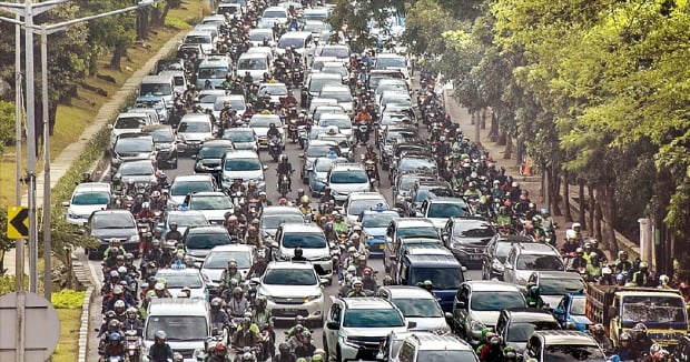 인도네시아 수도 자카르타의 간선도로를 퇴근시간에 쏟아져 나온 자동차와 오토바이가 가득 메우고 있다. 자카르타는 차량 평균 속도가 시속 10㎞ 미만이어서 세계에서 가장 교통체증이 심한 도시로 불린다.  /자카르타포스트  제공 