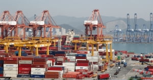 한국 수출, 10년 만에 두 자릿수 감소