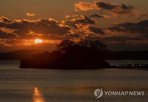해맞이 명소 충남 당진 왜목마을에 인파…경자년 새해 소원 빌어