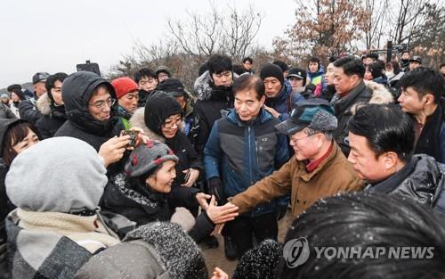 文대통령 눈발 속 아차산서 새해맞이…의인 7명과 함께 등반