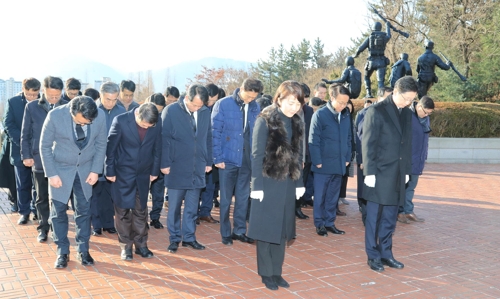 김경수 경남도지사, 민주묘지 참배로 경자년 업무 시작