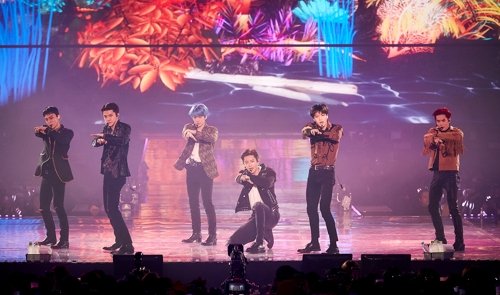 엑소, 서울 콘서트로 한해 피날레…4만5천 관객 환호