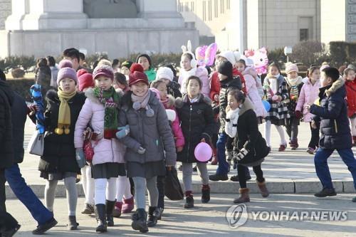 평양 새해 첫날은…민속놀이 즐기고 김일성 동상에 헌화도
