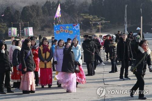 평양 새해 첫날은…민속놀이 즐기고 김일성 동상에 헌화도