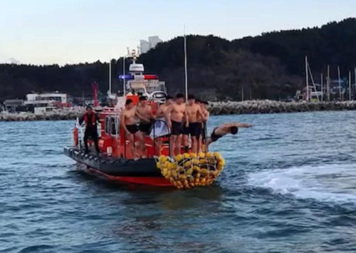 포항해경 구조대원 10명 바다 뛰어들어 '무사고 안전기원'