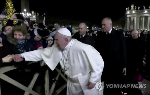 갑자기 손 잡아당긴 신도에 화낸 교황…"인내심 잃어" 사과