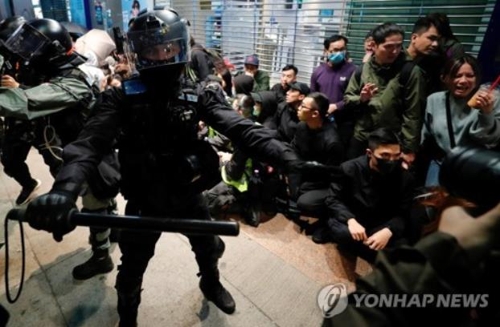 홍콩 새해 첫날부터 시위대-경찰 격렬 충돌…"100만 시민 참여"(종합2보)