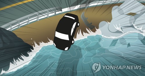 거제 조선소 부지 달리던 차량 바다 추락…운전자 등 2명 사망