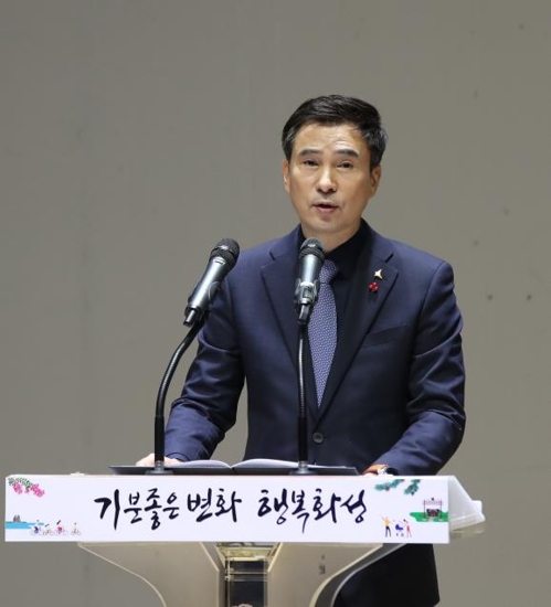 서철모 화성시장 "내년부터 초중고교생 마을버스 무상 이용"