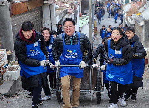 현대백화점그룹, 연탄 나눔 봉사로 새해 업무 시작