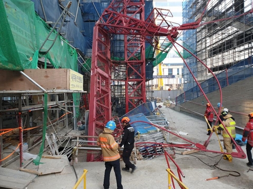 인천 신축 공사장서 타워크레인 전도…1명 사망·1명 매몰