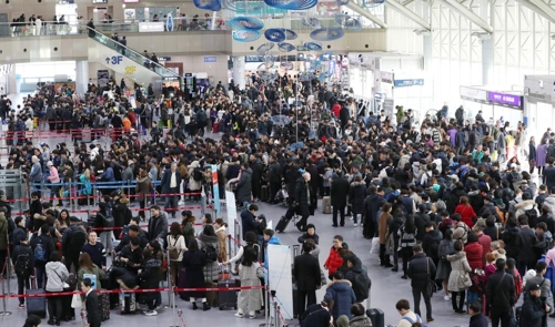 [르포] "이게 공항이야, 시장통이야" 난리 북새통 김해국제공항