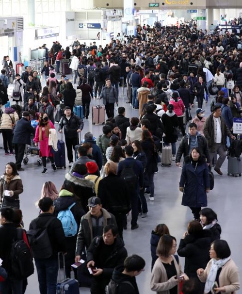 [르포] "이게 공항이야, 시장통이야" 난리 북새통 김해국제공항