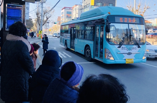 시내버스 노선 개편에 교통지옥 된 도시…시민 '발 동동'(종합)