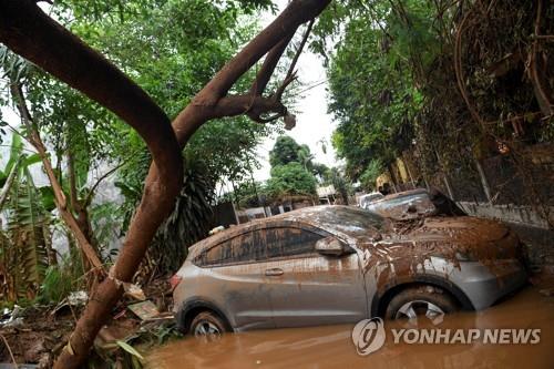 인니 자카르타 홍수 사망자 43명…큰비 막으려 '인공강우'