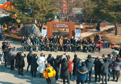 춘천 애니박물관에 '동물 없는 동물원' 개장…첫날부터 북적