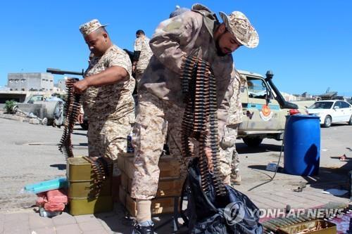 리비아 트리폴리 군사학교에 공습…"28명 사망 23명 부상"(종합)
